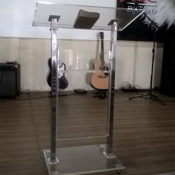 bục phát biểu mica