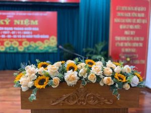 hoa để bục phát biểu